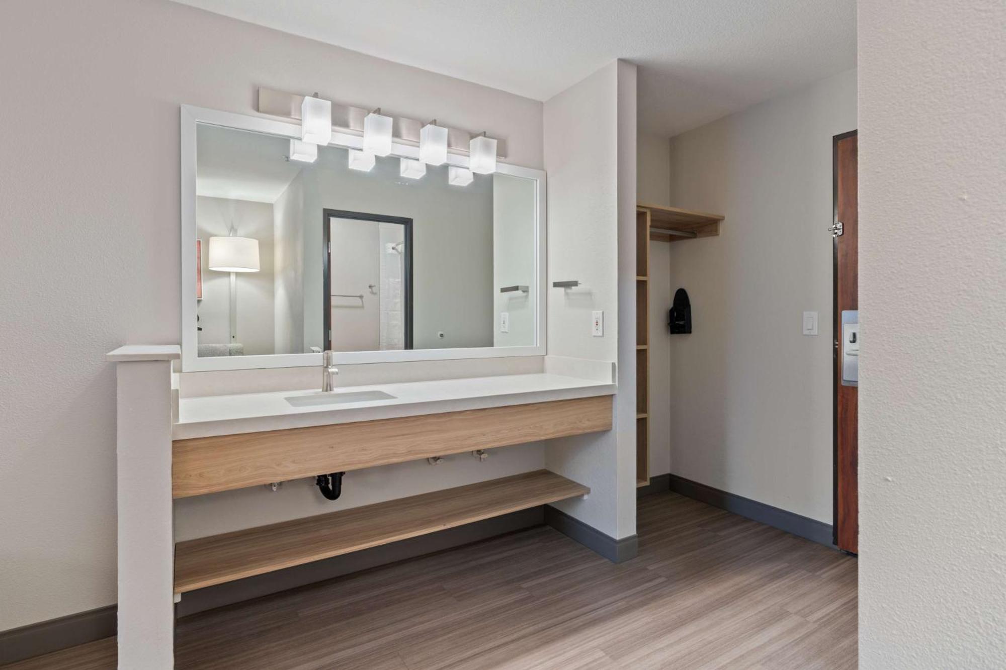Best Western Lake Oswego Hotel & Suites Exterior photo